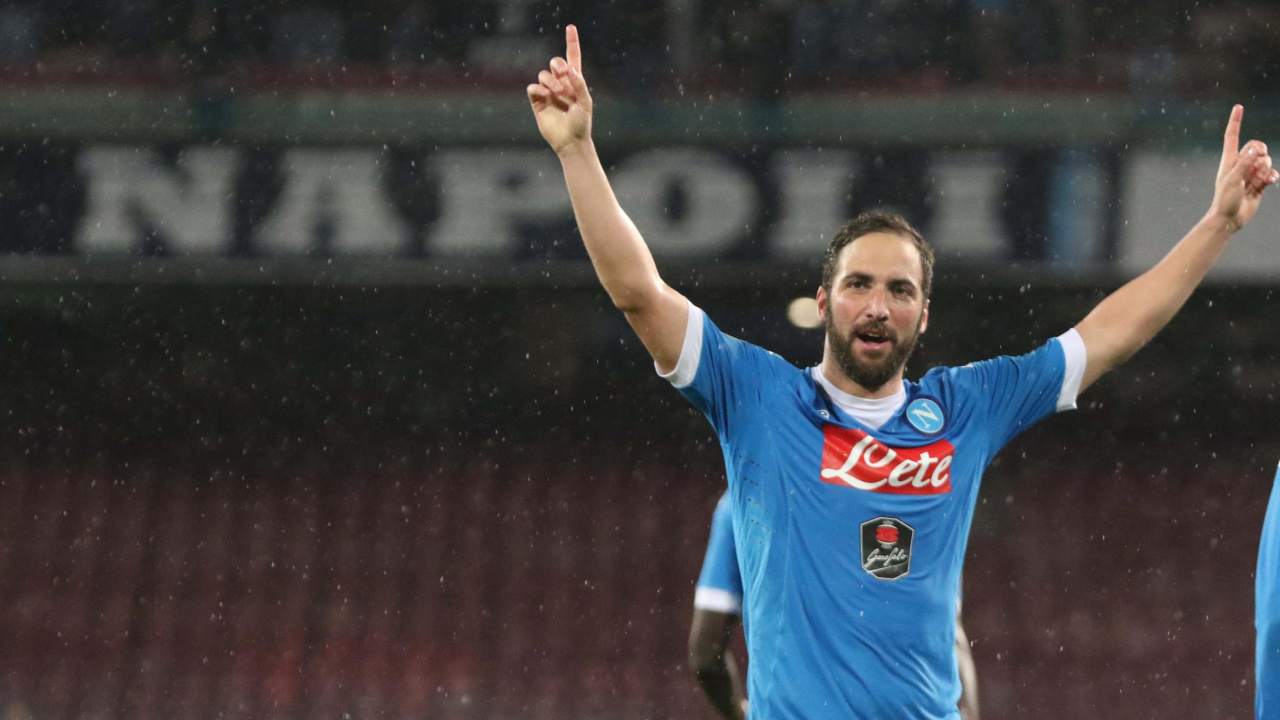 Gonzalo Higuain con la maglia del Napoli - credits: Ansa Foto. Il Calcio Magazine