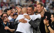 Stefano Pioli abbraccia Paolo Maldini dopo la vittoria dello scudetto (credit: DAZN)