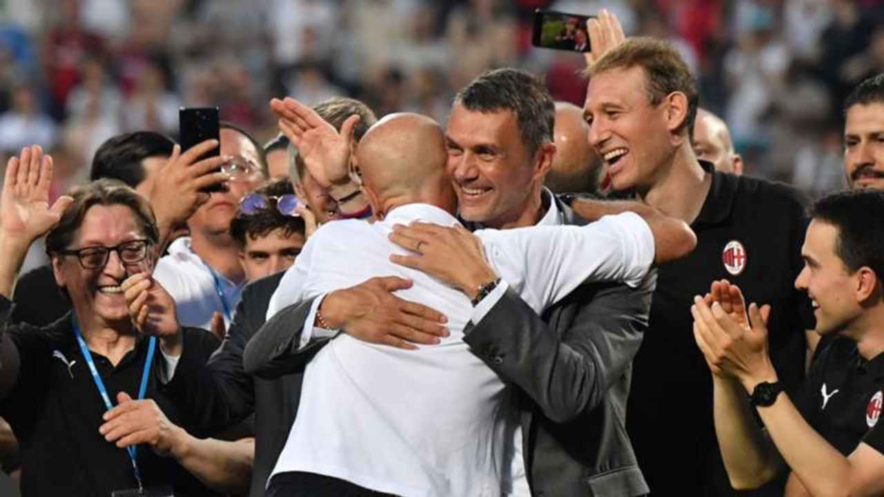 Stefano Pioli abbraccia Paolo Maldini dopo la vittoria dello scudetto (credit: DAZN)