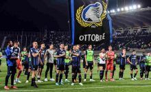 I giocatori dell'Atalanta salutano i tifosi (Credit Foto Ansa)