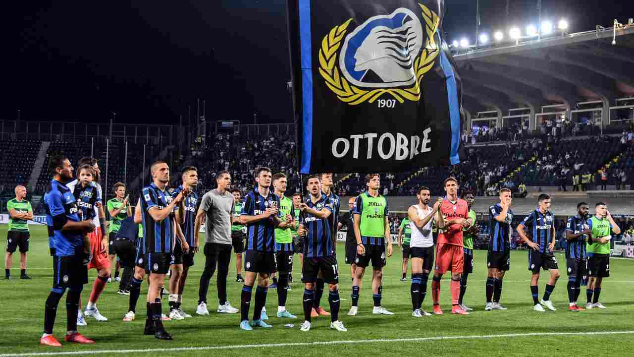 I giocatori dell'Atalanta salutano i tifosi (Credit Foto Ansa)