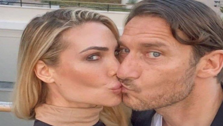 Ilary Blasi e il top che mostra tutte le sue forme