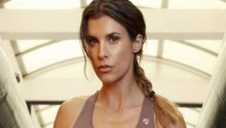 Elisabetta Canalis: la foto in costume mentre si sistema proprio lì