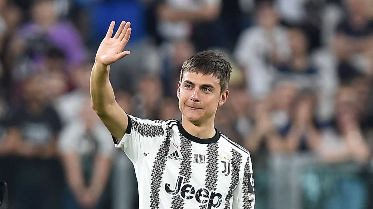 Paulo Dybala saluta i tifosi della Juve (Credit Foto Ansa)