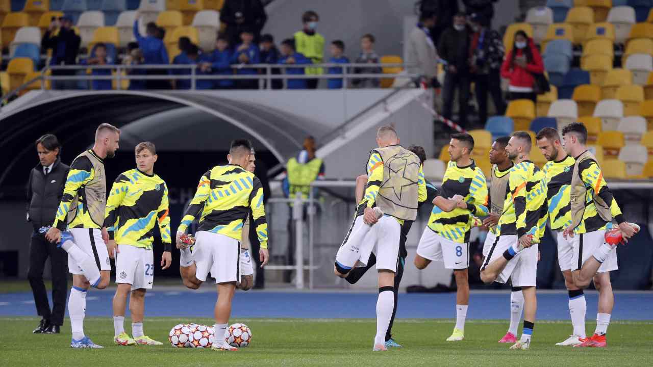 Giocatori dell'Inter durante il riscaldamento (Credit Foto Ansa)
