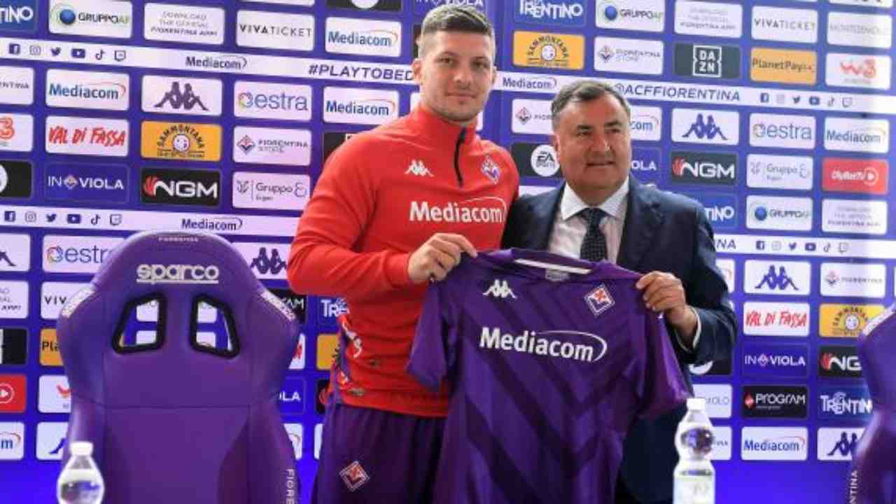 Luka Jovic durante la sua presentazione con la maglia della Fiorentina [Credit: web] - Il Calcio Magazine