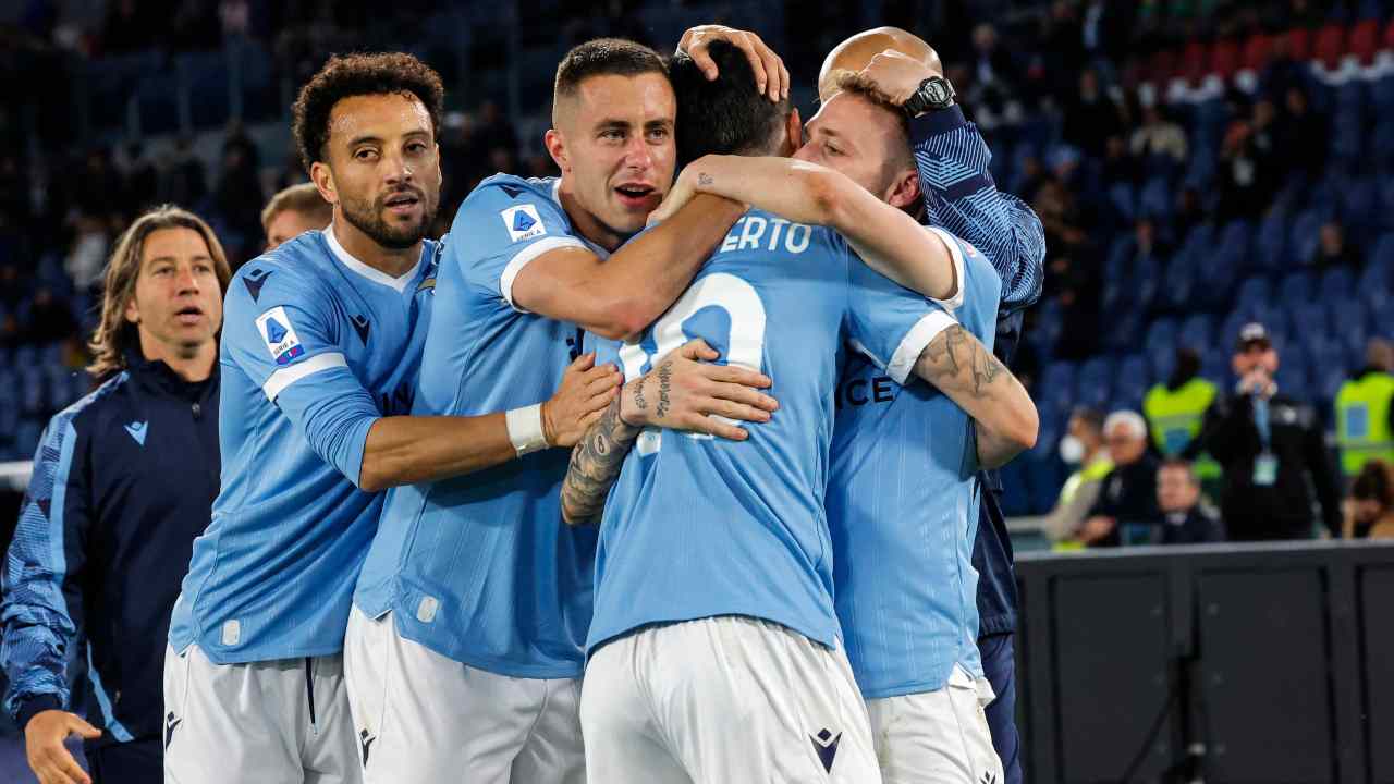 Giocatori della Lazio esultano dopo il gol (Credit Foto Ansa)