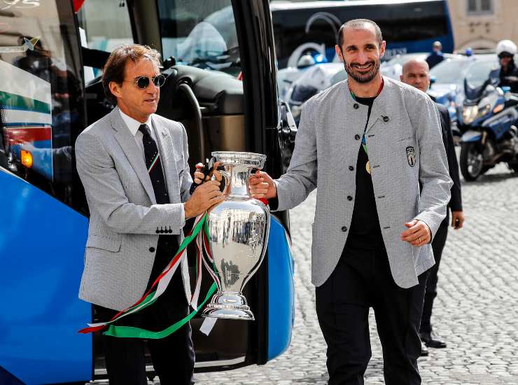 Il capitano Chiellini e il c.t. Mancini con la coppa in mano (Credit Foto Ansa)