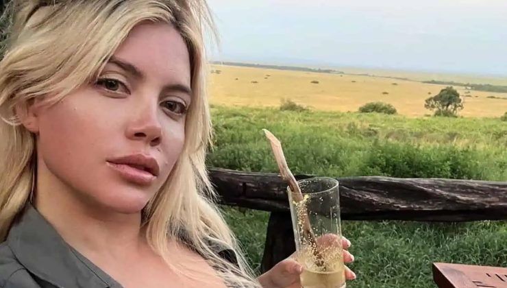 Wanda Nara e il costume rosa che mostra le forme